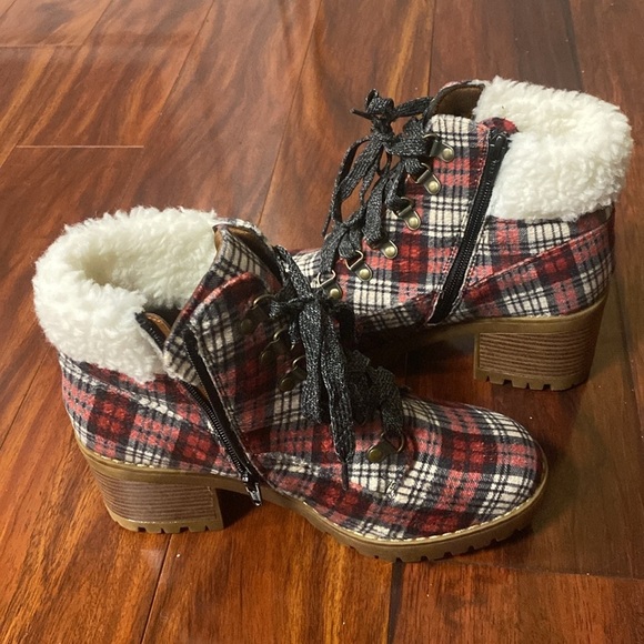 Comfort Est. 1946 Red Plaid Chunky Boots with Faux Fur 8 NWOB - Picture 7 of 10